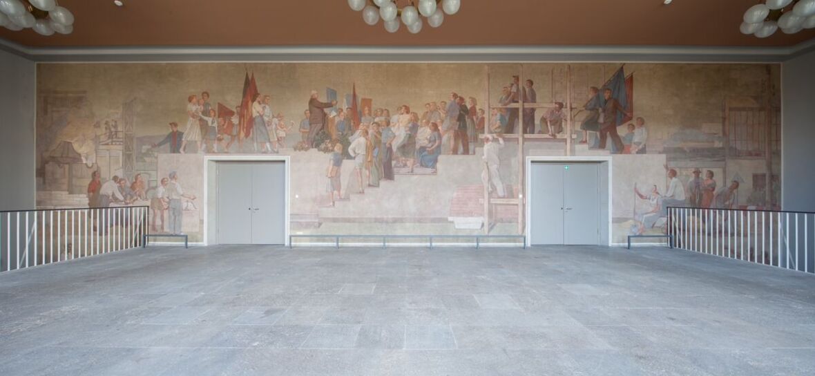 Alfred Hesse, Erich Gerlach: Erziehung zum Staatsbewusstsein. Dresden 1954. Wandbild im Gerhart-Potthoff-Bau. Foto: Till Schuster