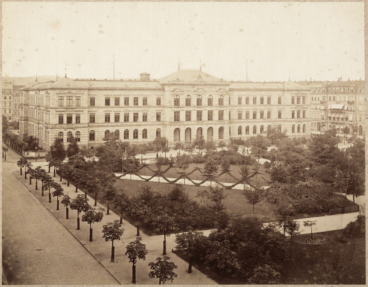 02 Hermann Krone: Hauptgebäude des Polytechnikums, später Technische Hochschule, Bismarckplatz, Dresden, 1872/1875 (Deutsche Fotothek, df_pos-2012-c_0000055).