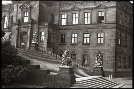 03 Jörg Hennersdorf: Ständehaus in Dresden, davor die Treppe zur Brühlschen Terrasse, 1984 (ISGV, Bildarchiv, BSNR 205987).